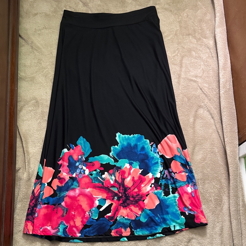 Large - Valerie Stevens Black Maxi Skirt with Vibrant Floral Design